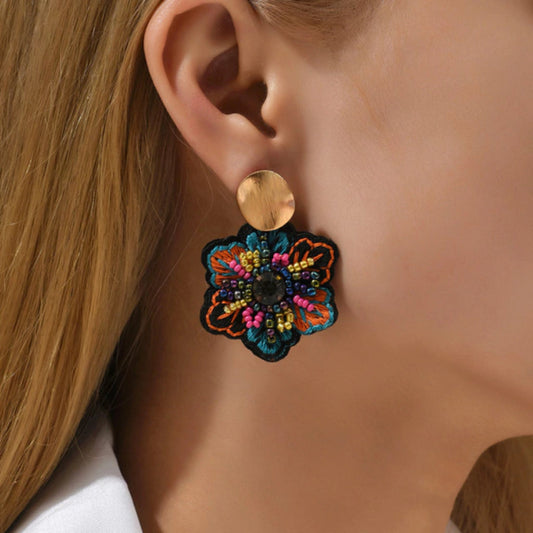 Aretes de flor bordados