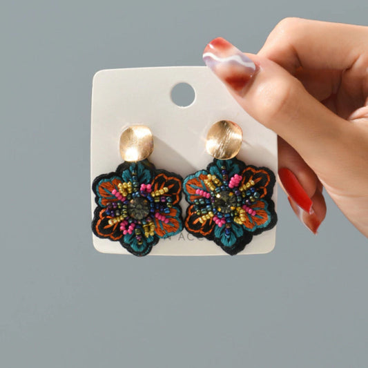 Aretes de flor bordados