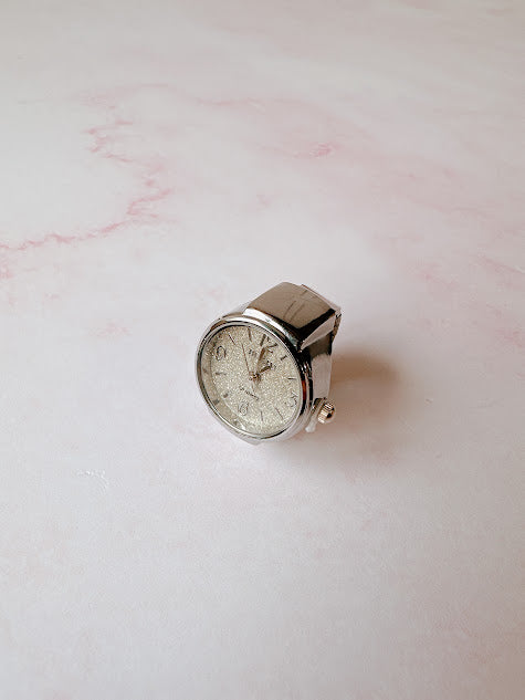 Anillo Reloj eterno glam plateado con blanco